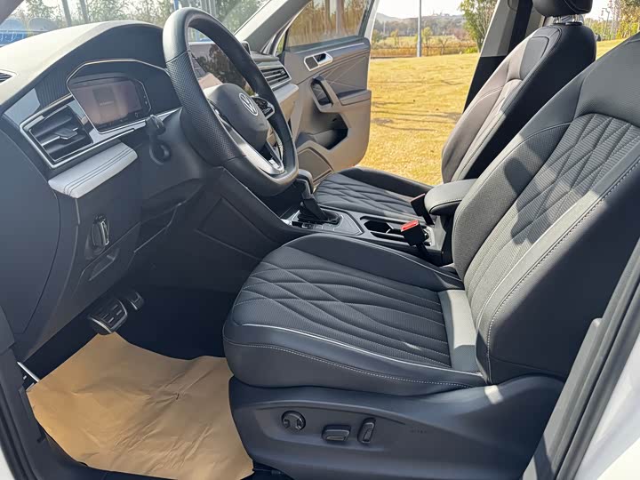 Фото 13 - Volkswagen Tiguan L Pro