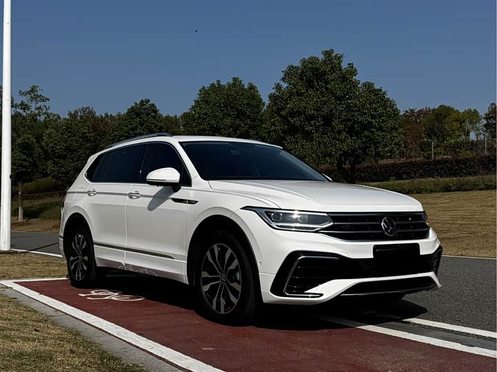 Фото 2 - Volkswagen Tiguan L Pro