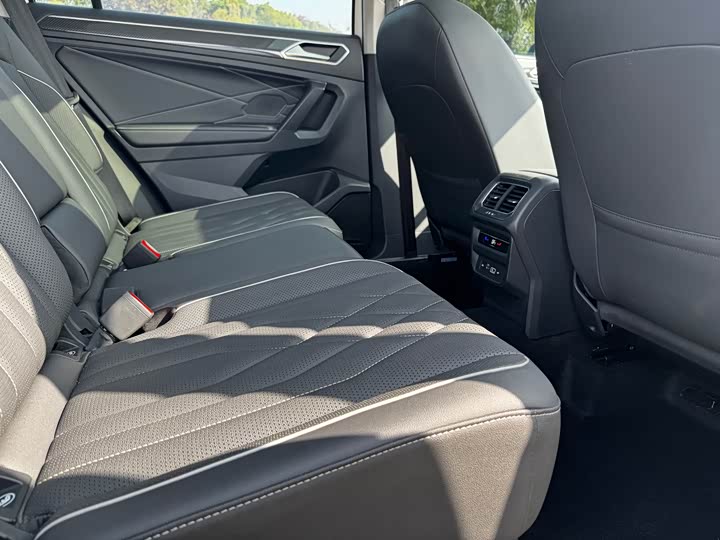 Фото 8 - Volkswagen Tiguan L Pro