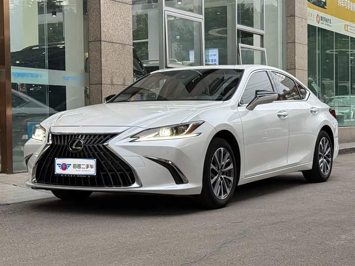 Фото 1 - Lexus ES