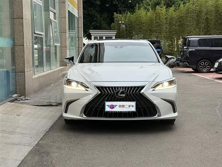Фото 2 - Lexus ES