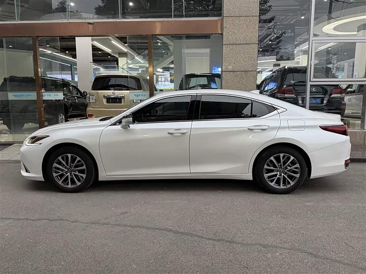 Фото 3 - Lexus ES