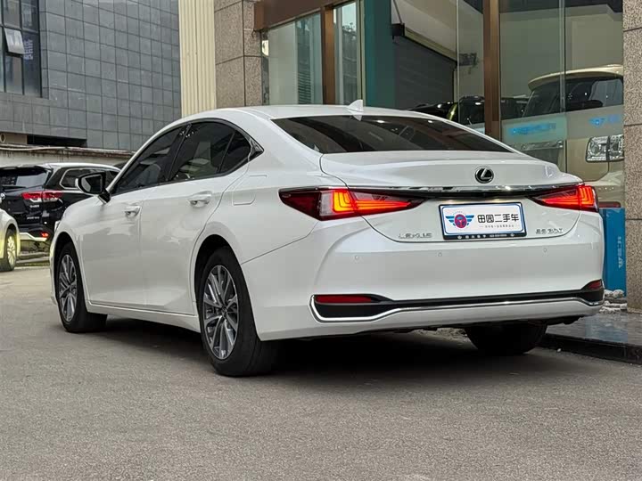 Фото 4 - Lexus ES