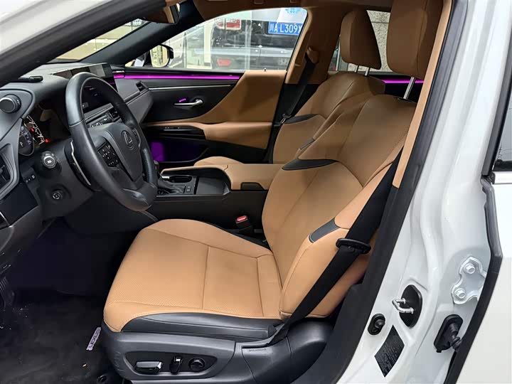 Фото 8 - Lexus ES