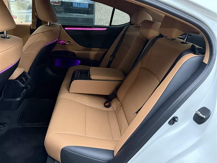 Фото 9 - Lexus ES