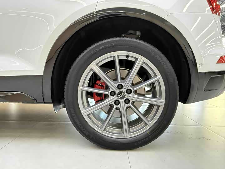 Фото 13 - Audi Q5L