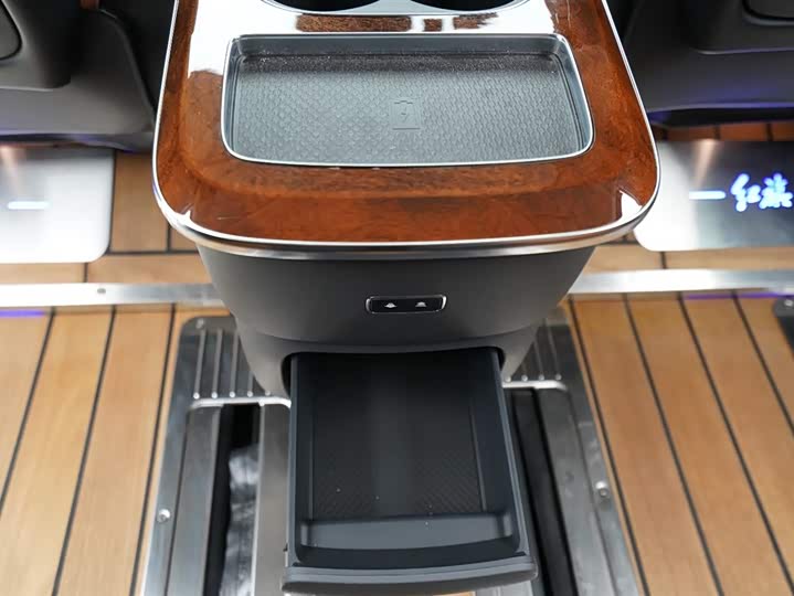 Фото 15 - Hongqi HQ9