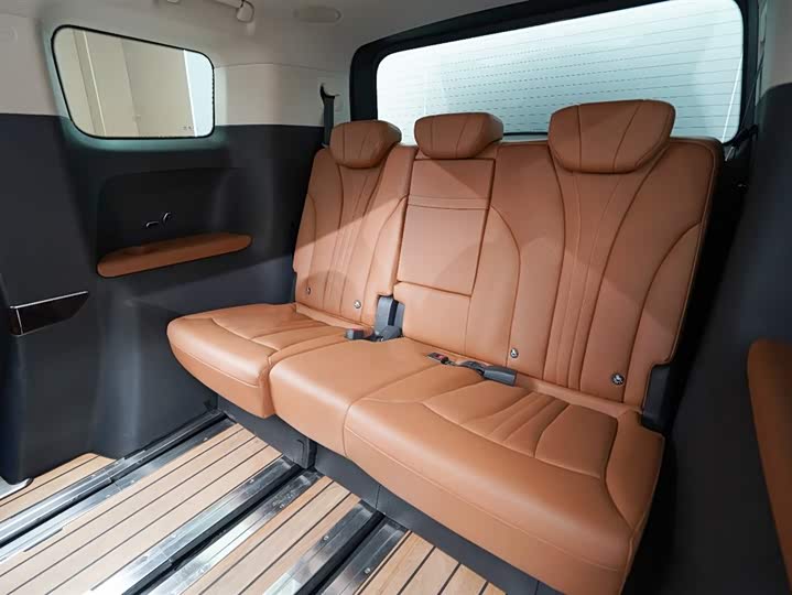 Фото 16 - Hongqi HQ9