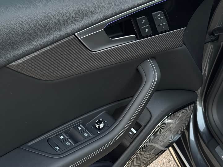 Фото 17 - Audi A4L