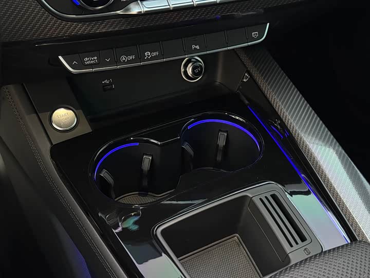 Фото 24 - Audi A4L