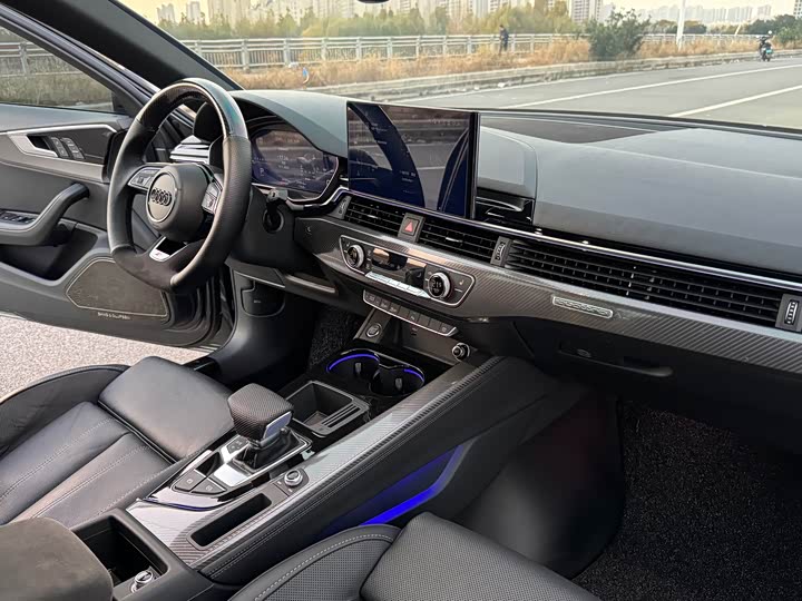 Фото 28 - Audi A4L