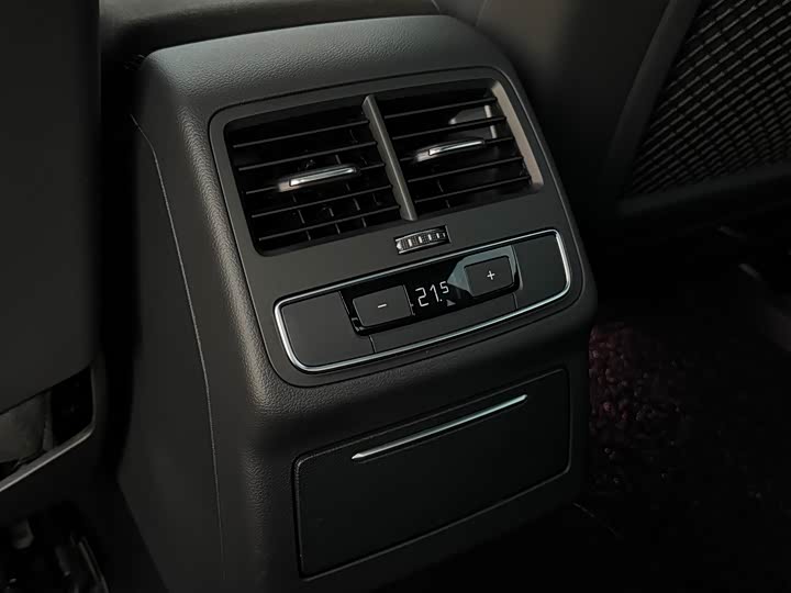 Фото 32 - Audi A4L