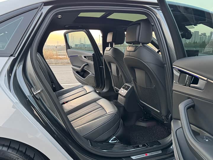 Фото 33 - Audi A4L