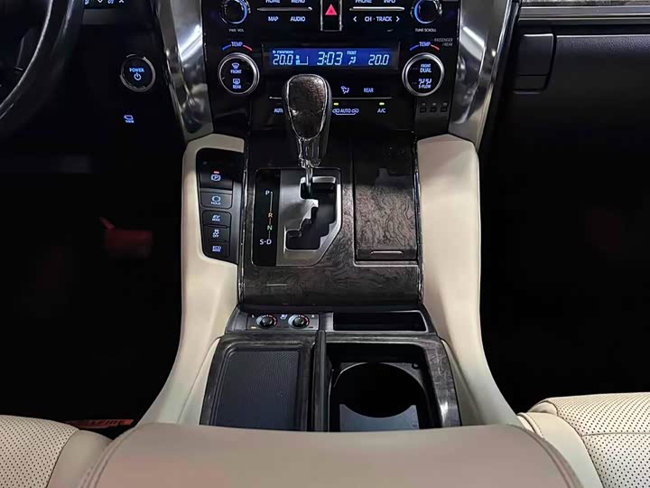 Фото 13 - Toyota Vellfire