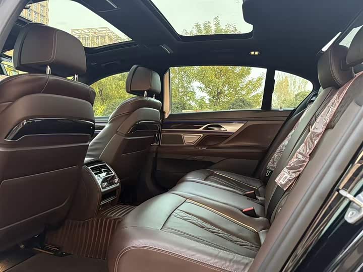 Фото 10 - BMW 7 Series