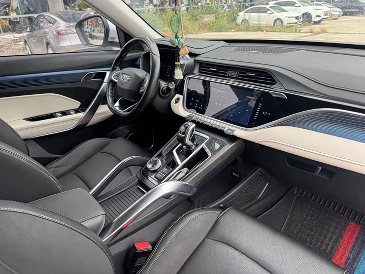 Фото 11 - Geely Atlas