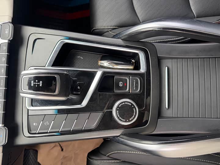 Фото 14 - Geely Atlas