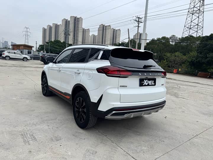 Фото 15 - Geely Atlas