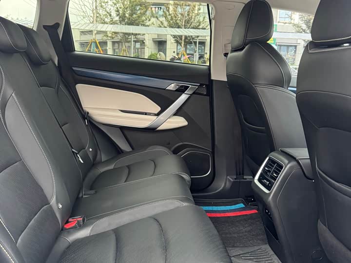 Фото 8 - Geely Atlas