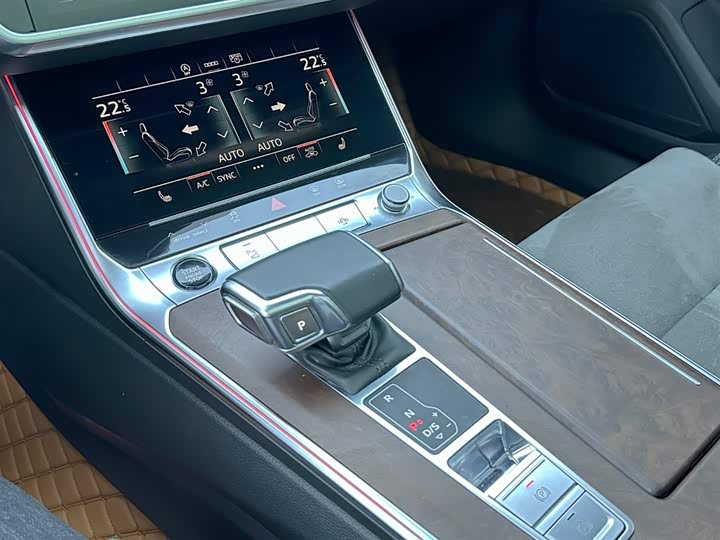 Фото 10 - Audi A6L