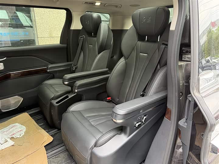 Фото 9 - Hongqi HQ9