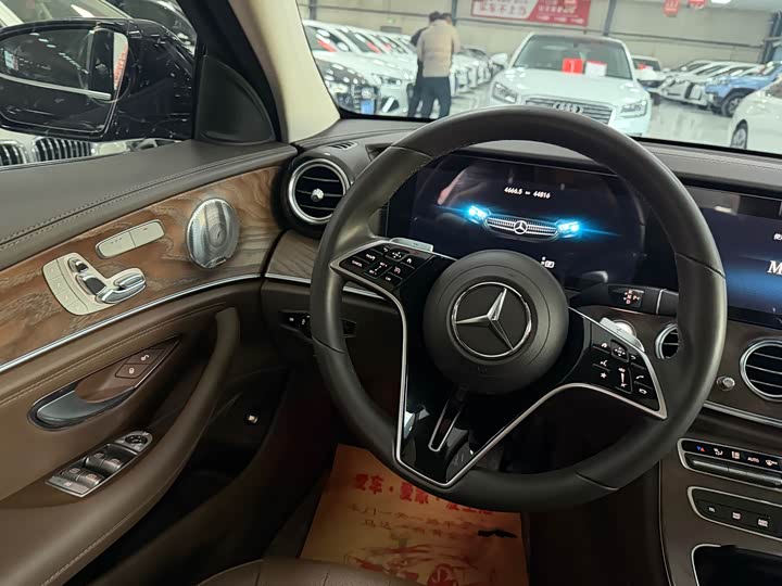 Фото 10 - Mercedes-Benz E-Class