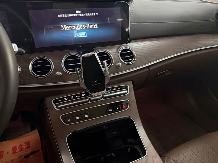 Фото 13 - Mercedes-Benz E-Class