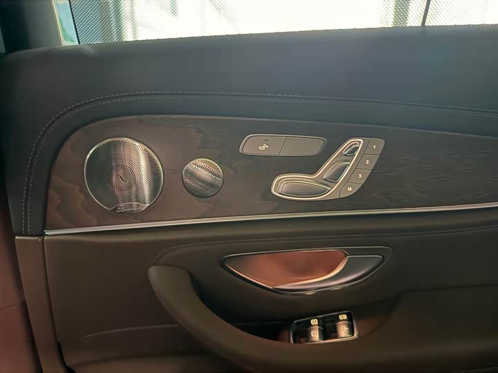 Фото 15 - Mercedes-Benz E-Class