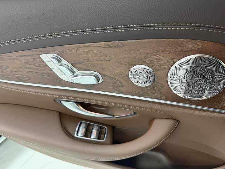 Фото 16 - Mercedes-Benz E-Class