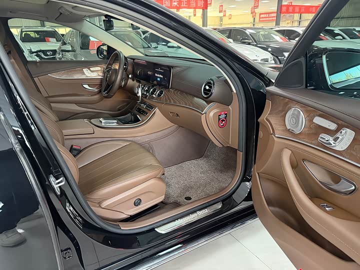 Фото 20 - Mercedes-Benz E-Class