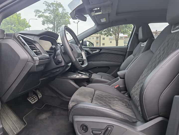 Фото 14 - Audi Q4 e-tron