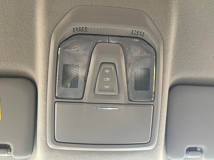 Фото 21 - Maxus T70