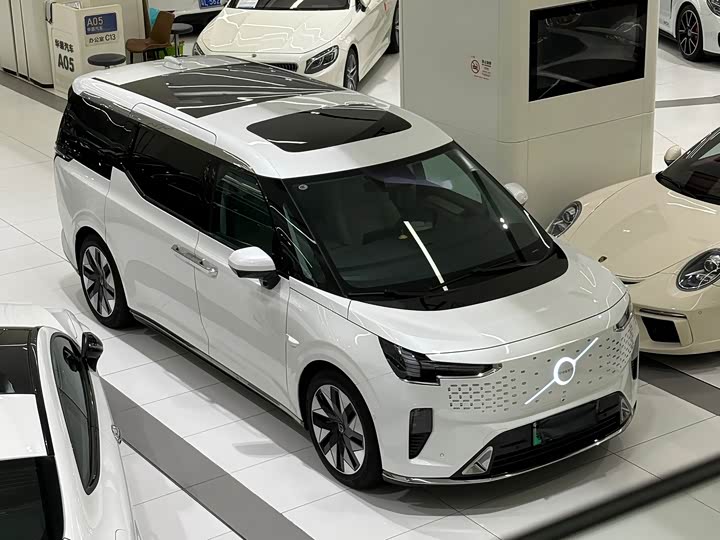 Фото 1 - Volvo EM90