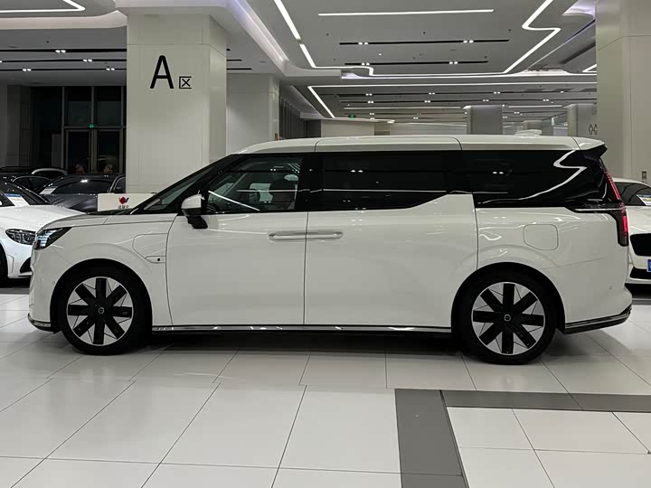 Фото 10 - Volvo EM90