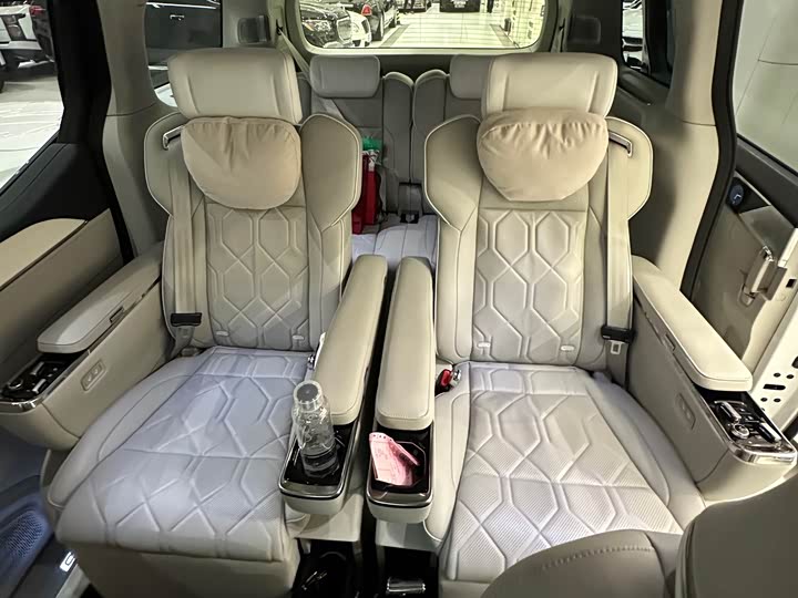 Фото 11 - Volvo EM90