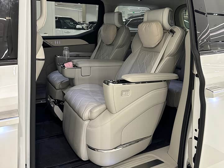 Фото 12 - Volvo EM90