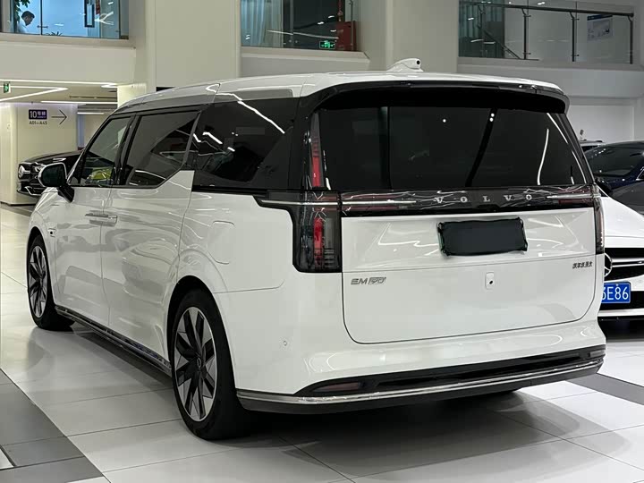 Фото 13 - Volvo EM90