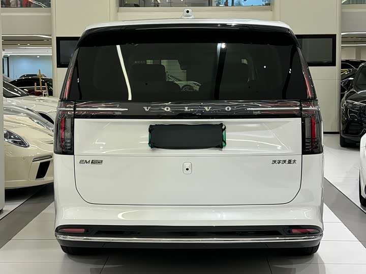 Фото 14 - Volvo EM90