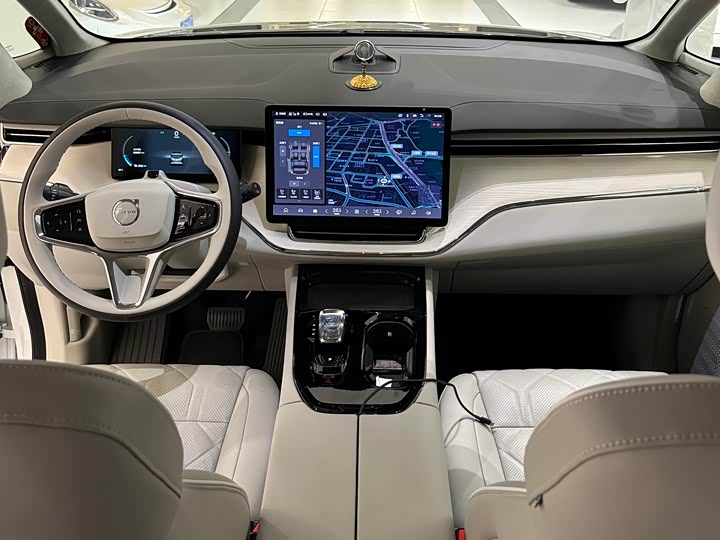 Фото 2 - Volvo EM90