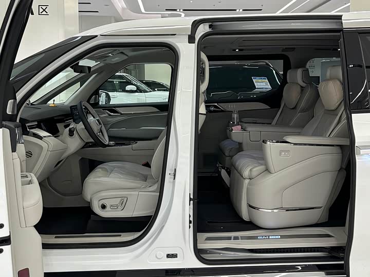 Фото 3 - Volvo EM90