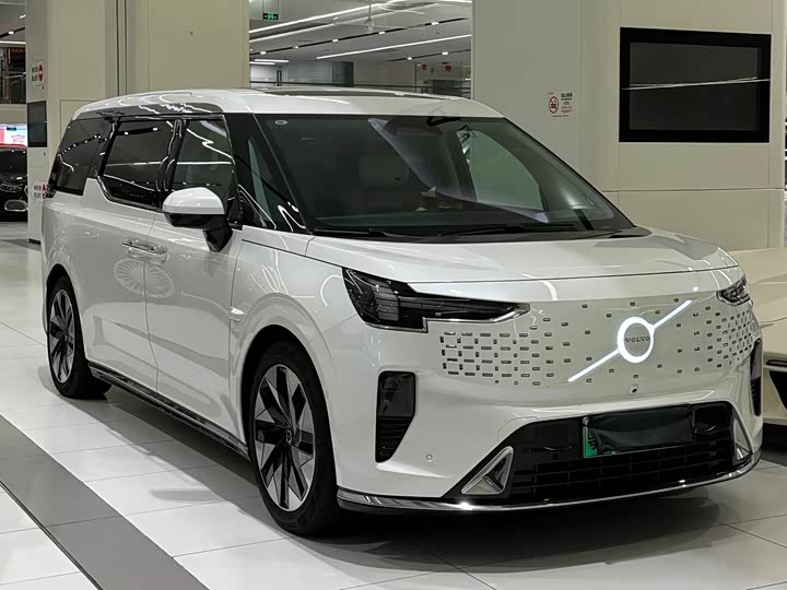 Фото 4 - Volvo EM90