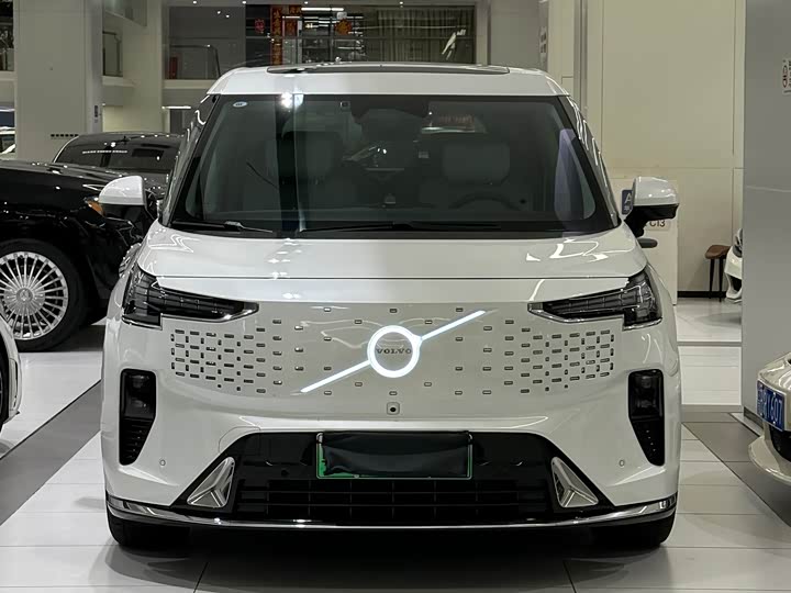 Фото 5 - Volvo EM90