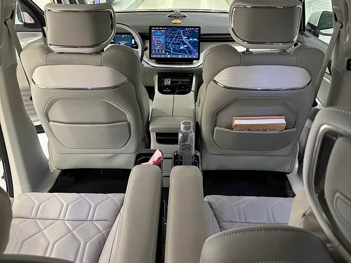 Фото 6 - Volvo EM90