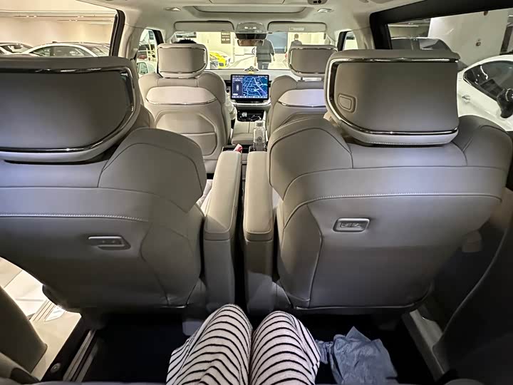 Фото 7 - Volvo EM90