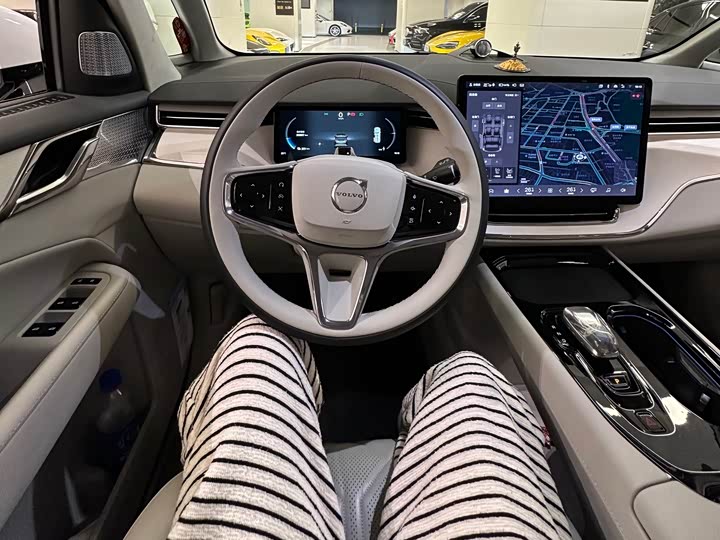 Фото 8 - Volvo EM90