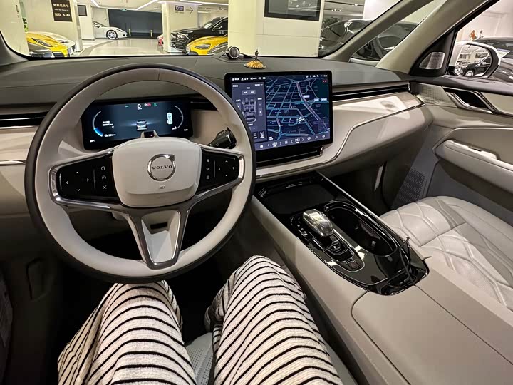 Фото 9 - Volvo EM90