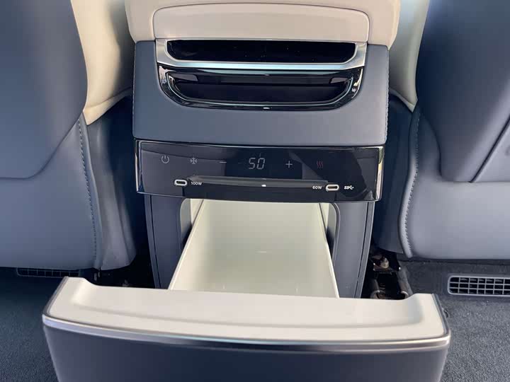 Фото 12 - Zeekr 009