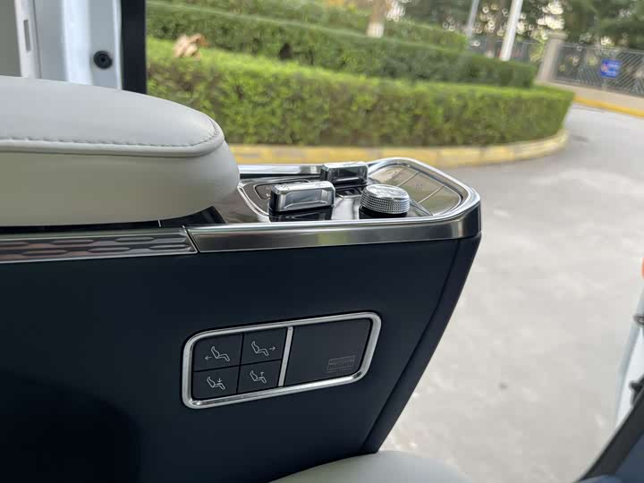 Фото 14 - Zeekr 009