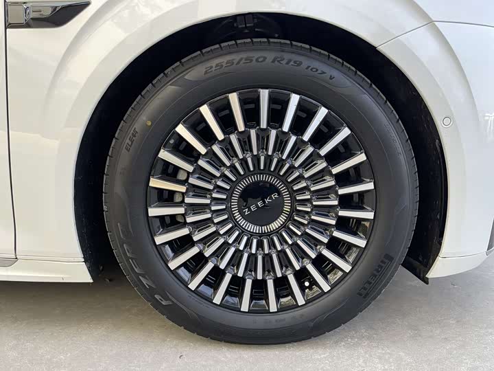 Фото 17 - Zeekr 009