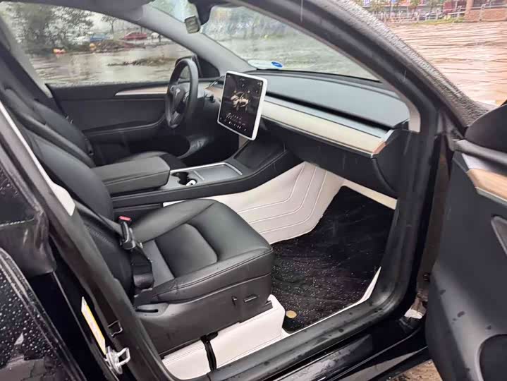 Фото 10 - Tesla Model Y